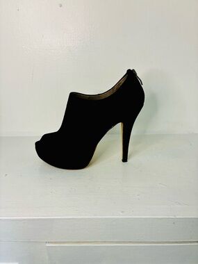 Vince Camuto black suede Elvin peep-toe platform bootie sz.8.5